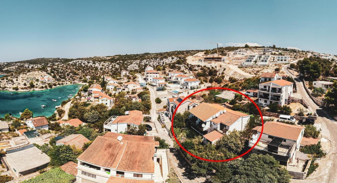 Fully Renovated One Bedroom Apartment With A Seaview - A Sevid Bagian luar foto