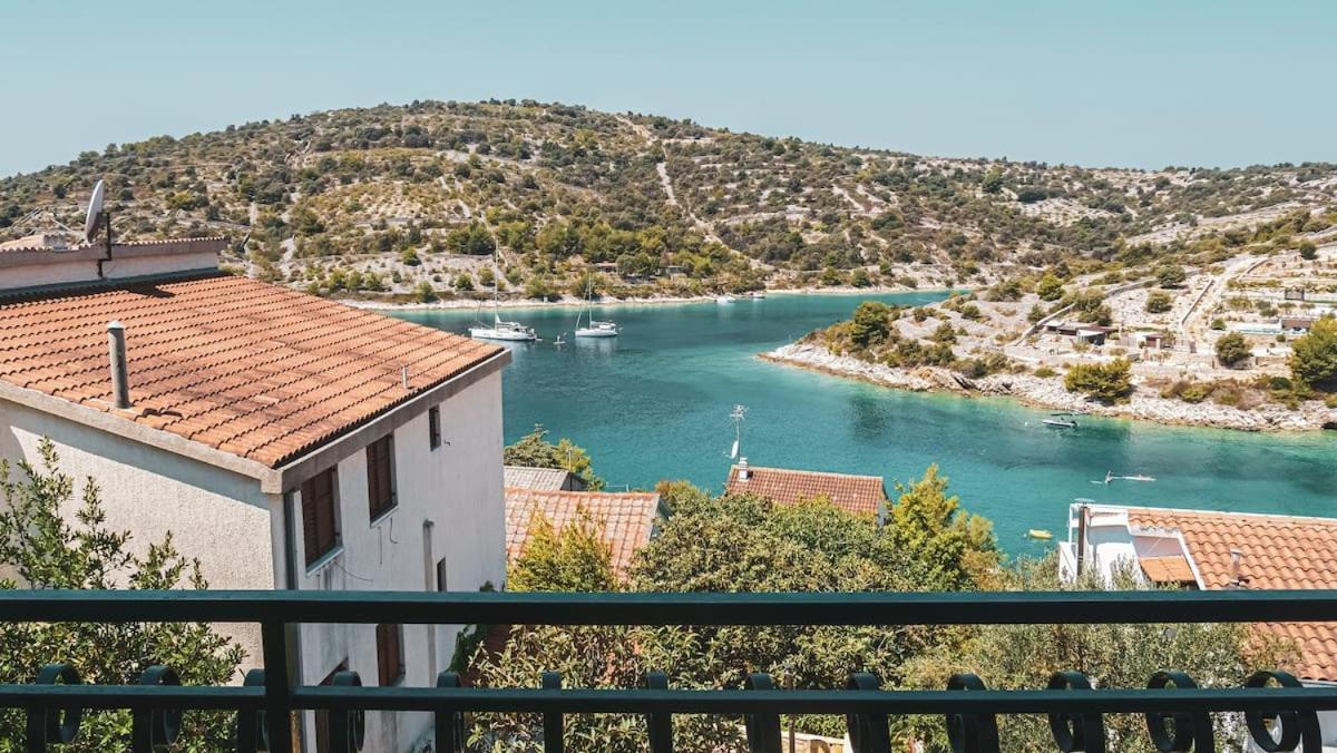 Fully Renovated One Bedroom Apartment With A Seaview - A Sevid Bagian luar foto